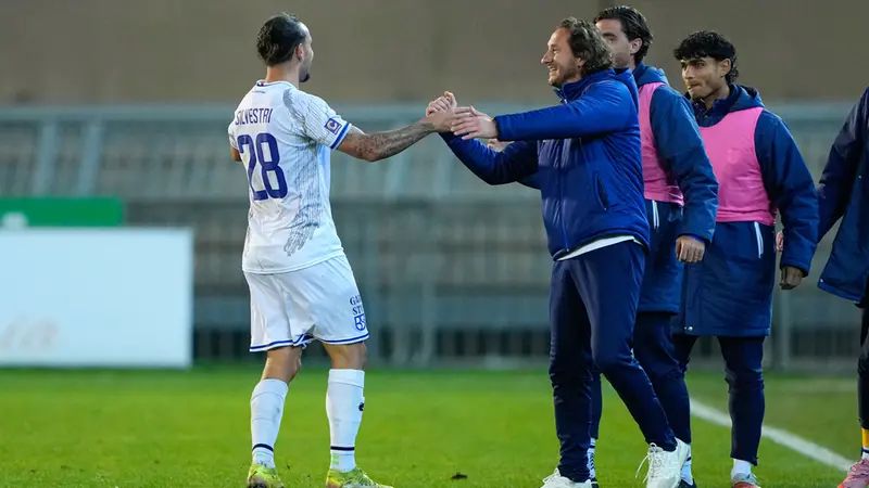 Silvestri esulta con Diana dopo il gol - Foto New Reporter © www.giornaledibrescia.it