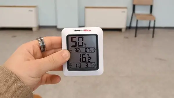 La temperatura in un'aula del liceo Leonardo - © www.giornaledibrescia.it