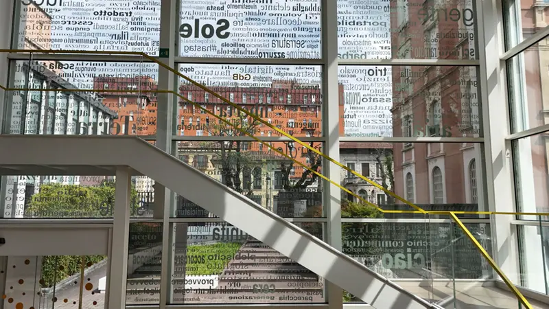 La vetrata della sede del Giornale di Brescia