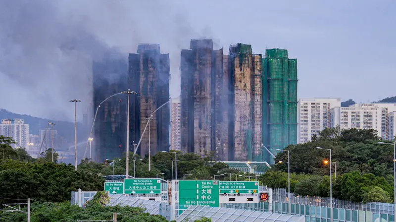 L'incendio a Hong Kong - Foto Ansa © www.giornaledibrescia.it