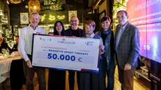 La consegna dell'assegno - Foto Pierpaolo Romano