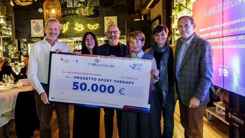 La consegna dell'assegno - Foto Pierpaolo Romano