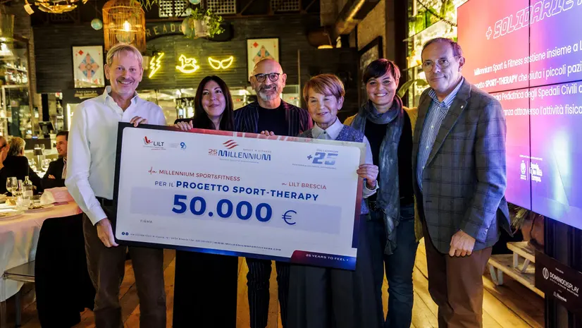 La consegna dell'assegno - Foto Pierpaolo Romano