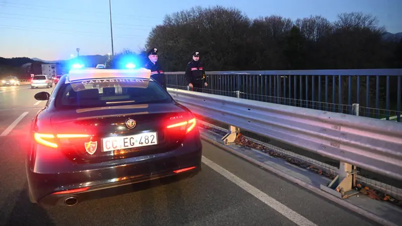 I carabinieri sul luogo della rapina - Foto Marco Ortogni/Neg © www.giornaledibrescia.it