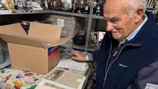 Franco Mondo mostra una delle sue raccolte di articoli - © www.giornaledibrescia.it
