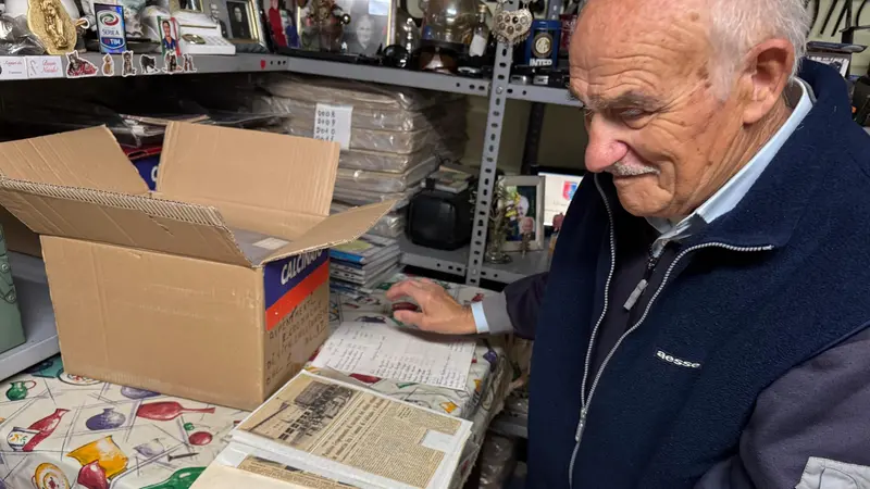 Franco Mondo mostra una delle sue raccolte di articoli - © www.giornaledibrescia.it