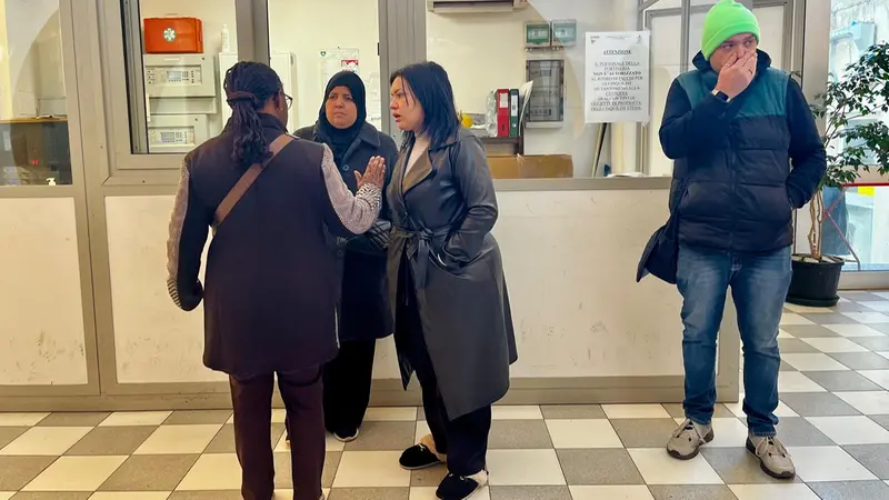 Nell'androne del grattacielo in cerca di soluzioni - © www.giornaledibrescia.it