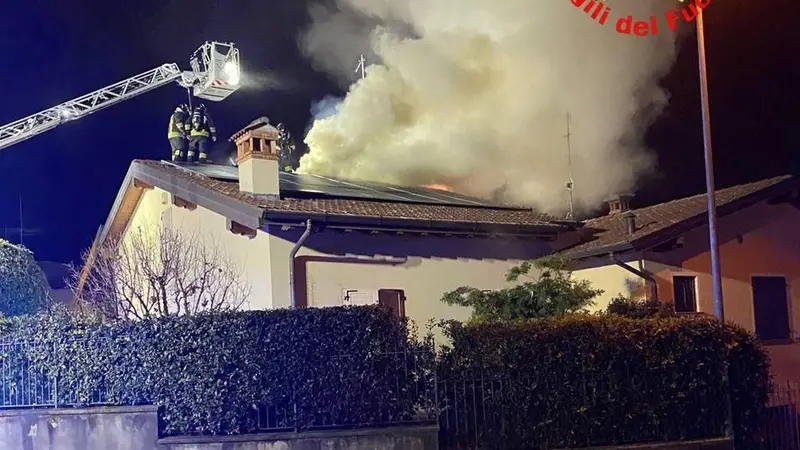 Incendio nella notte a Monticelli - Foto Vigili del fuoco