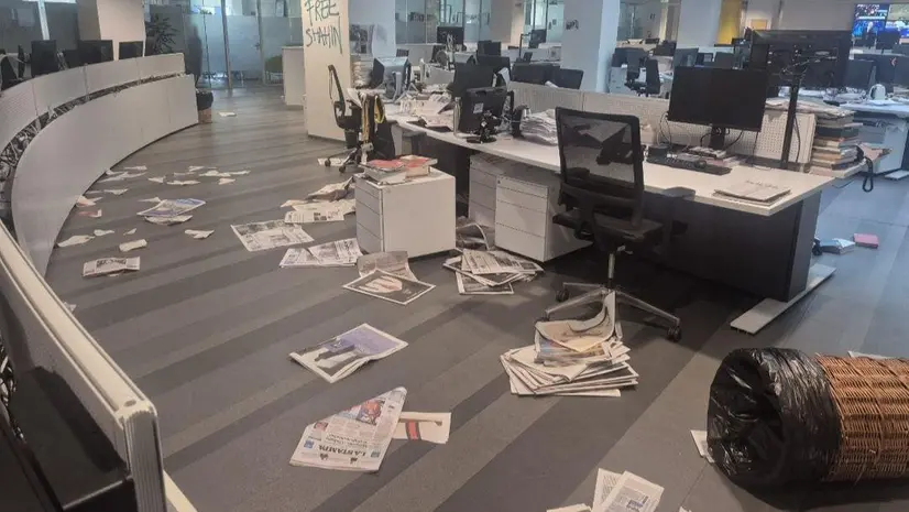 La redazione della Stampa dopo il passaggio dei manifestanti - Foto La Voce di Novara