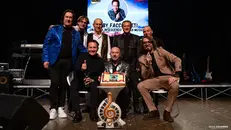 Foto di gruppo a fine serata con il premio alla carriera consegnato a Roby Facchinetti - © www.giornaledibrescia.it