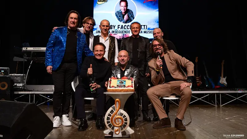 Foto di gruppo a fine serata con il premio alla carriera consegnato a Roby Facchinetti - © www.giornaledibrescia.it