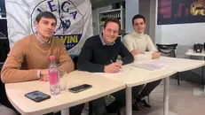 Maggi, primo firmatario, insieme a due giovani militanti - © www.giornaledibrescia.it