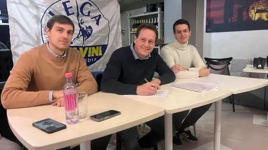 Maggi, primo firmatario, insieme a due giovani militanti - © www.giornaledibrescia.it