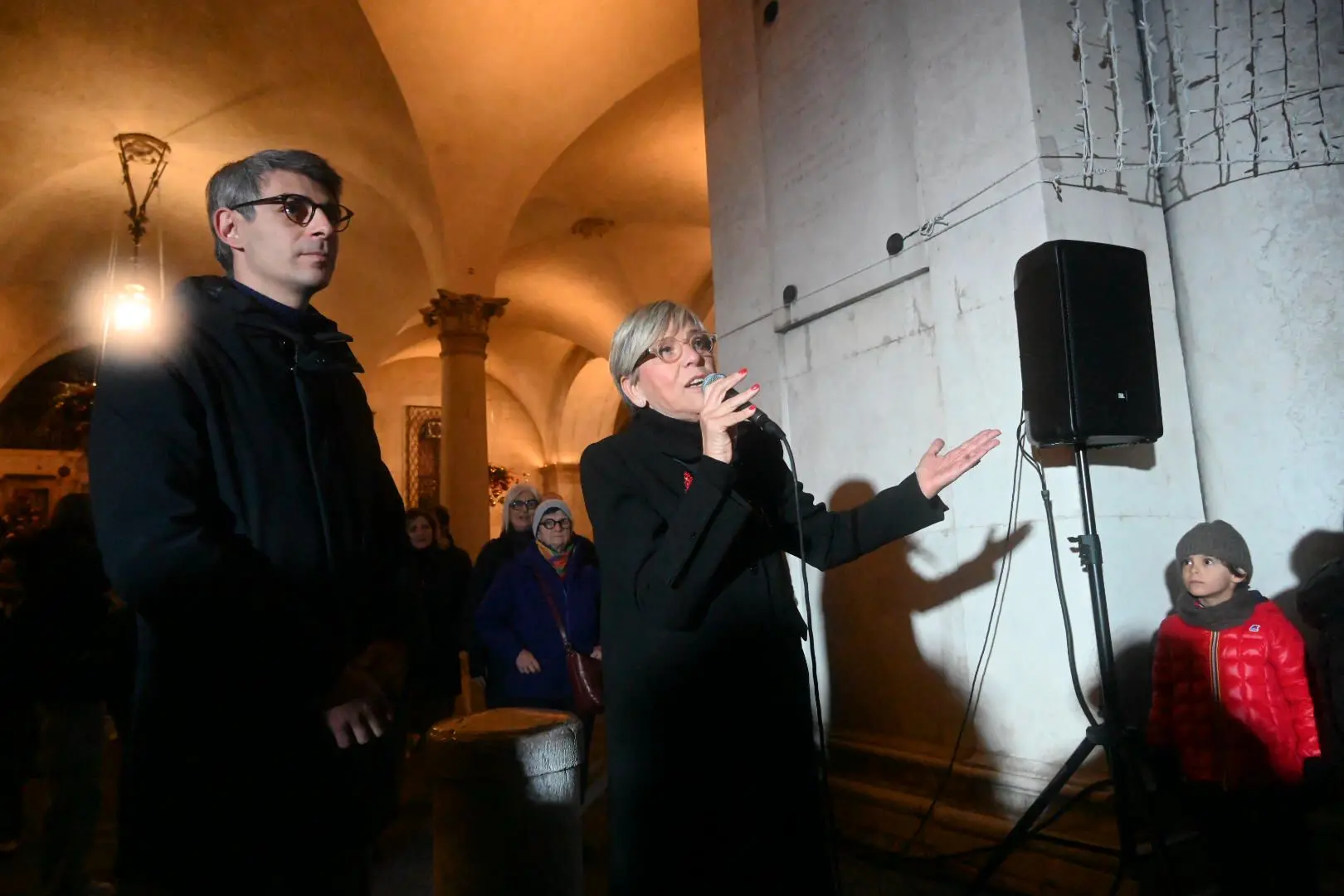 L'accensione delle luminarie in città