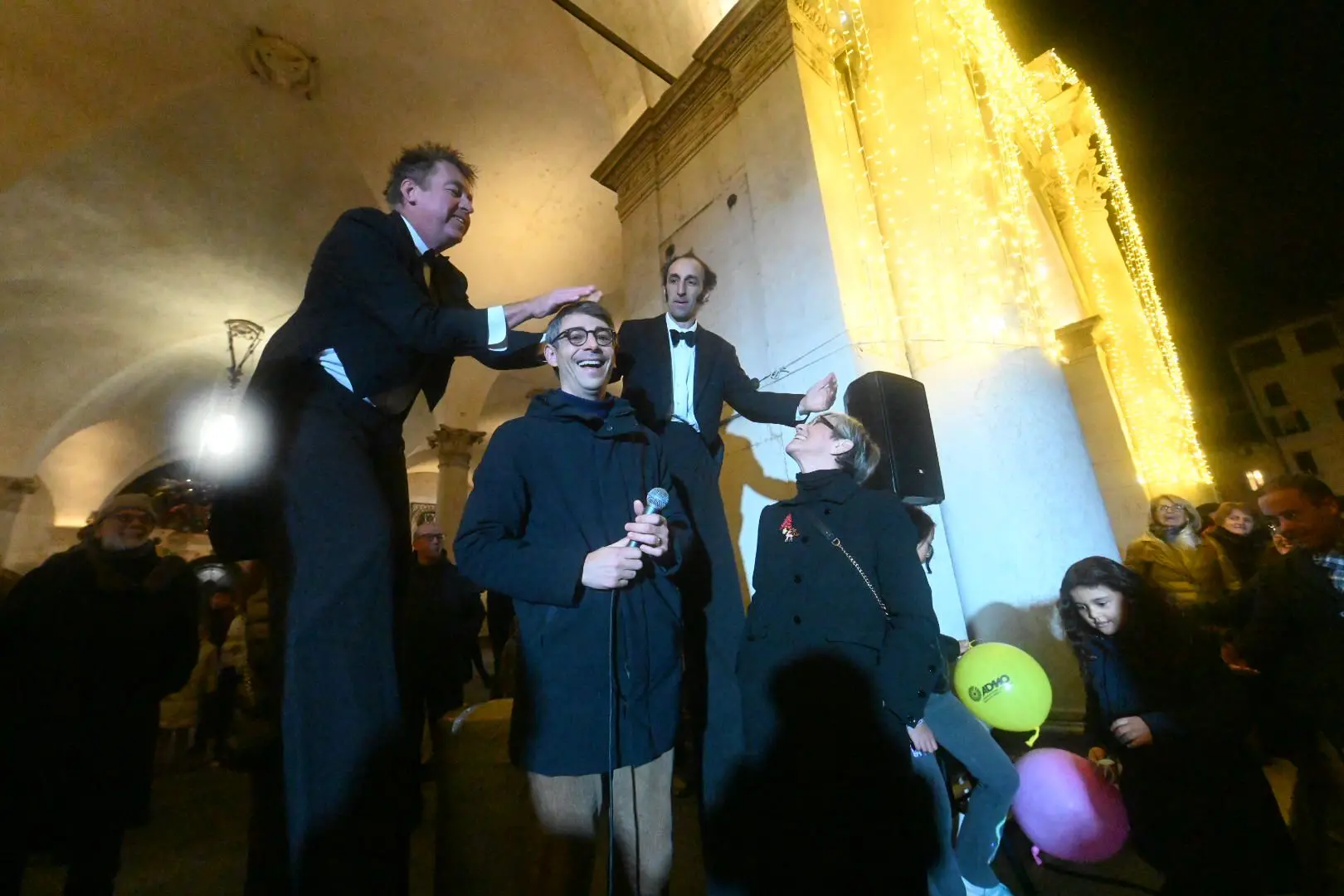 L'accensione delle luminarie in città