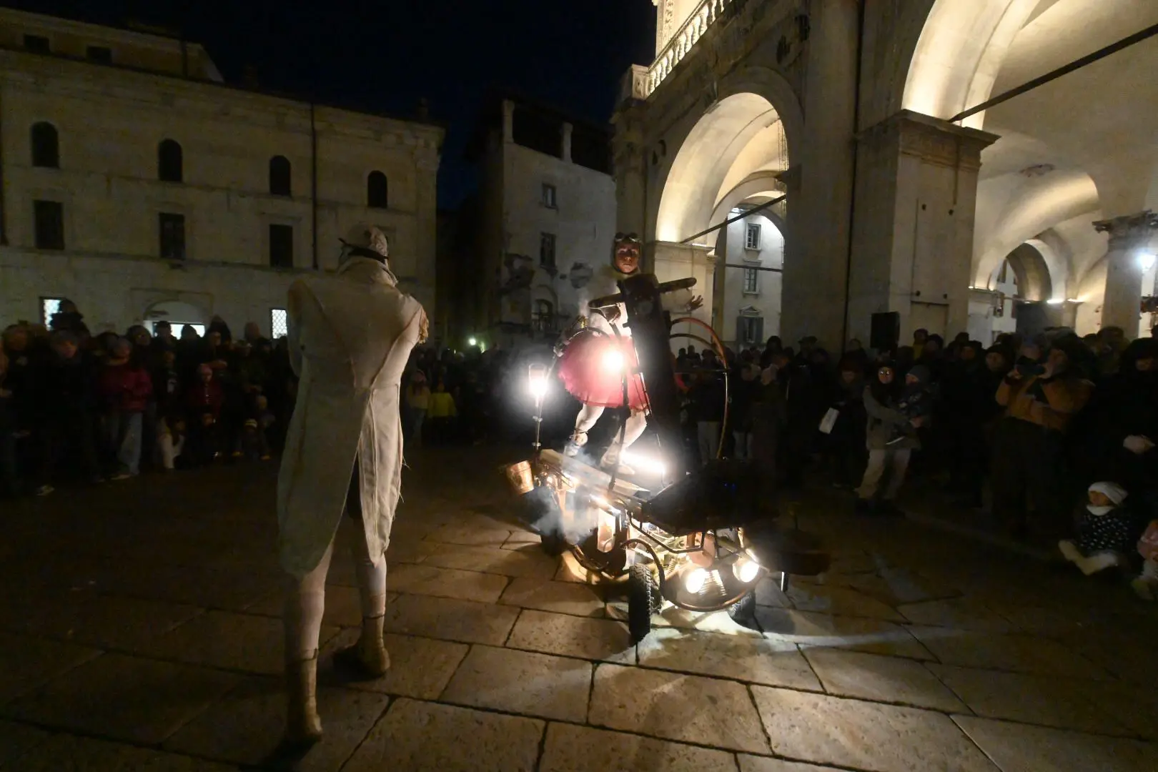 L'accensione delle luminarie in città