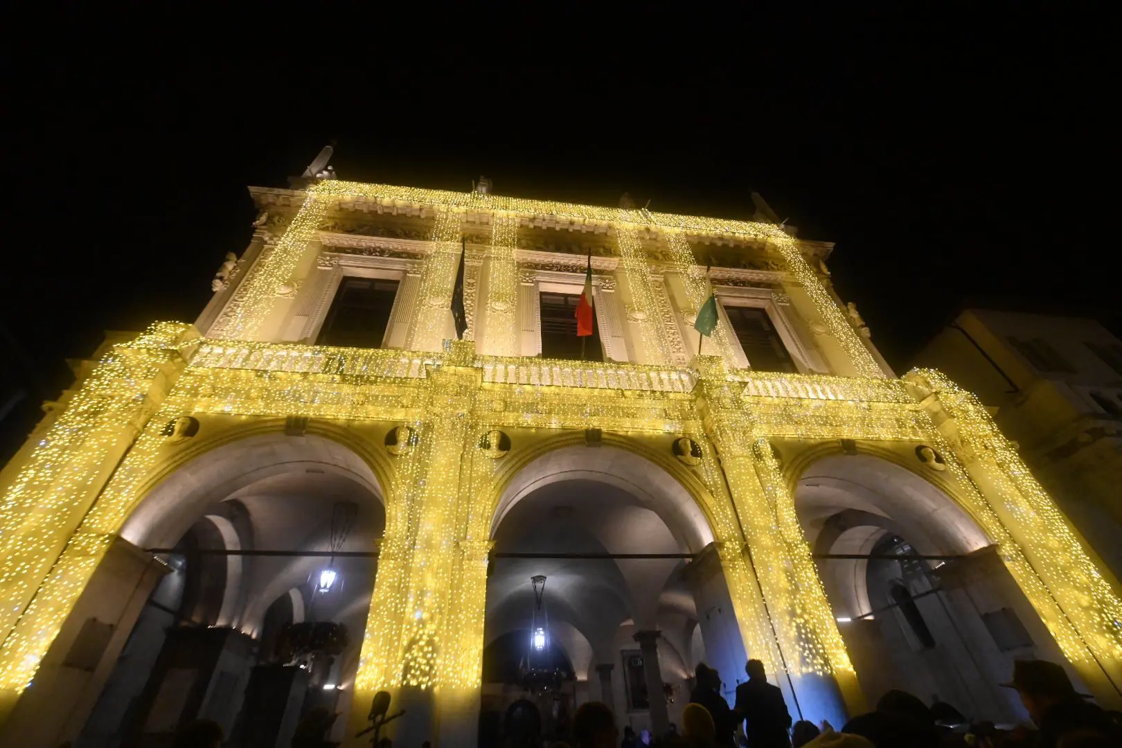 L'accensione delle luminarie in città