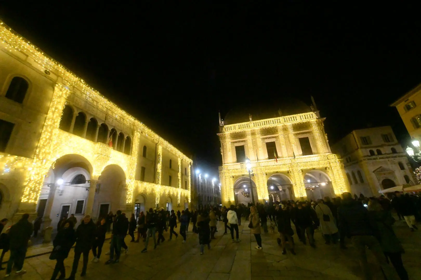 L'accensione delle luminarie in città