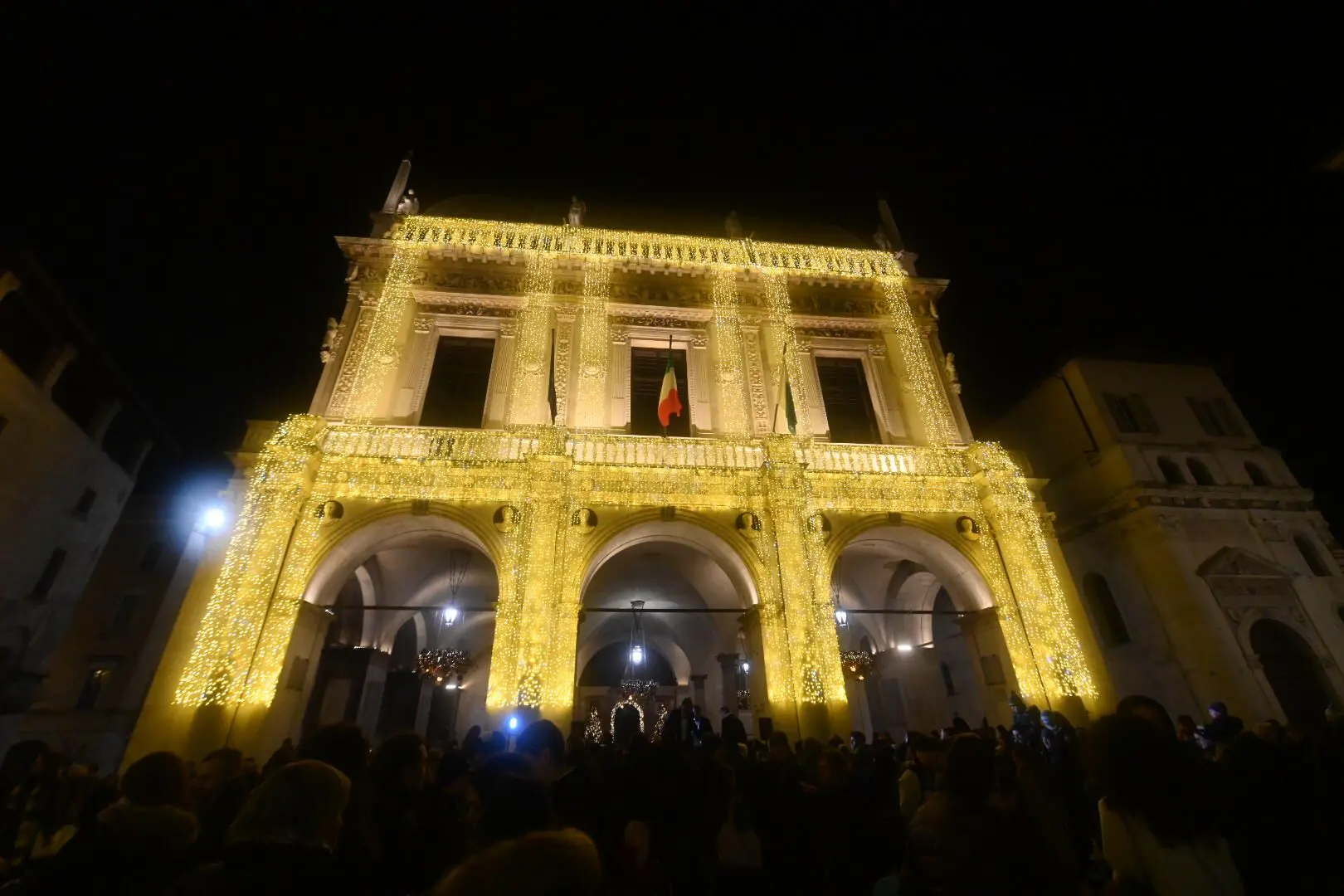 L'accensione delle luminarie in città