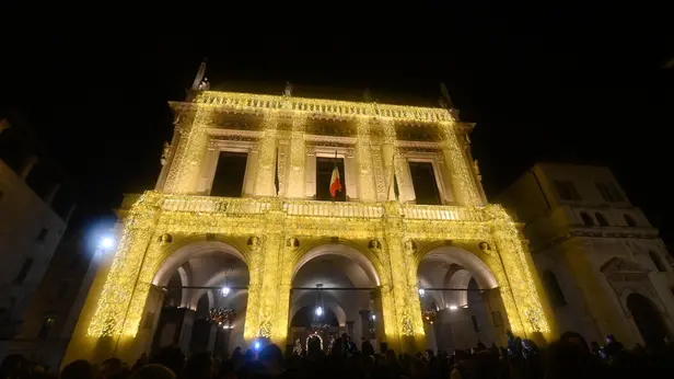 L'accensione delle luminarie in città