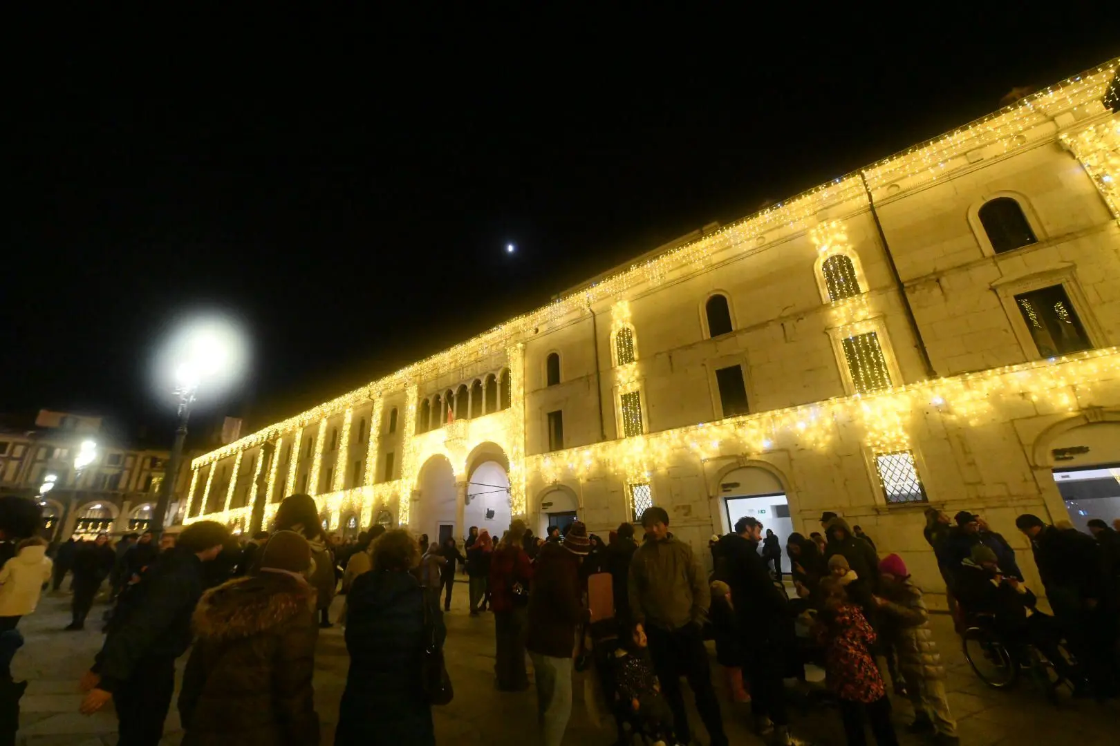 L'accensione delle luminarie in città