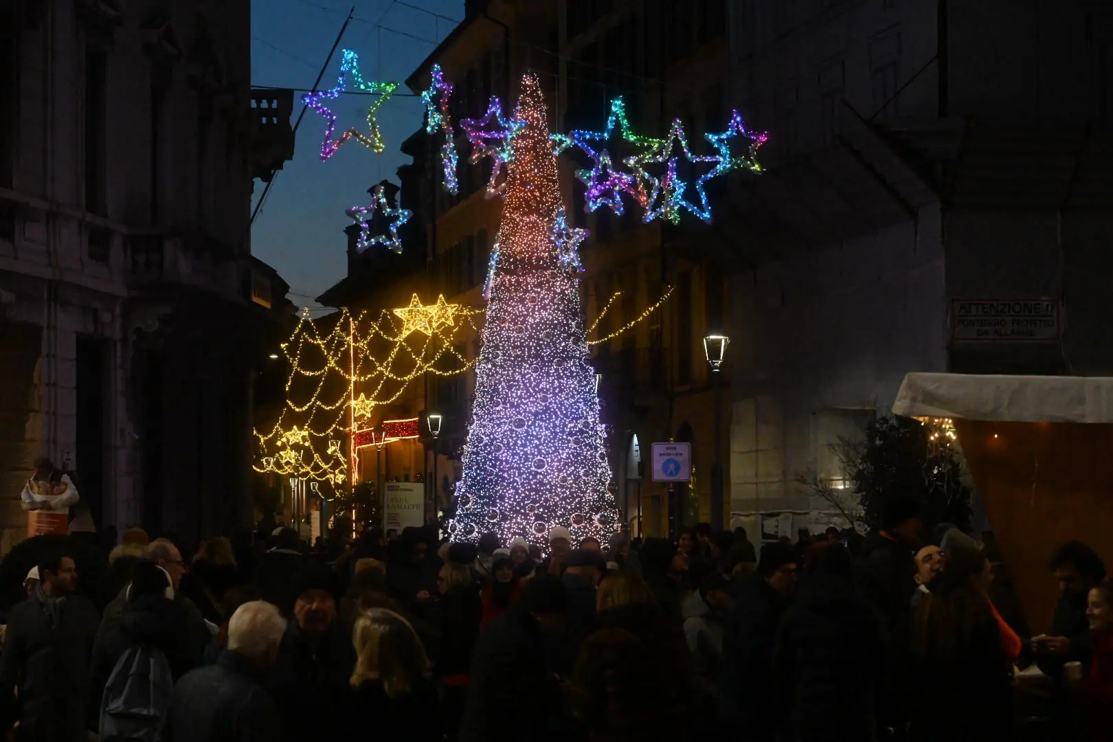 L'accensione delle luminarie in città