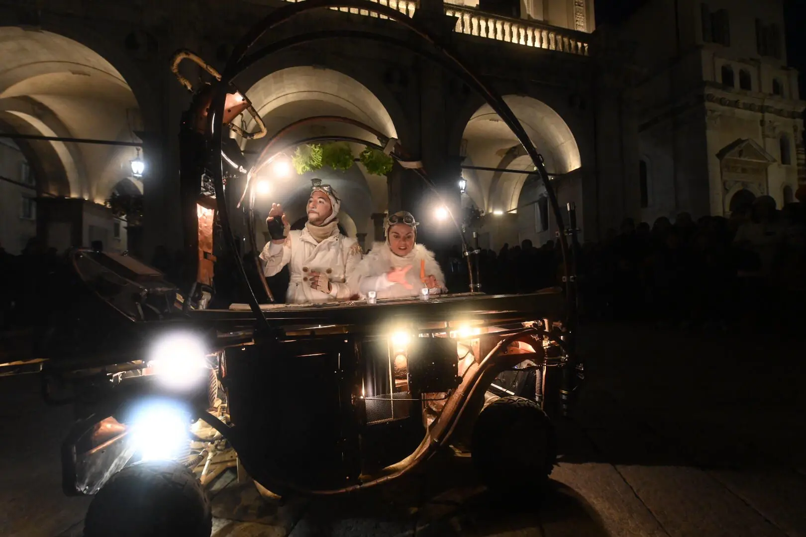 L'accensione delle luminarie in città