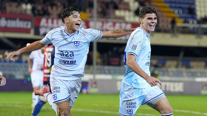 Union Brescia: nella foto Mattia Valente (Union Brescia) esulta con i compagni dopo il gol -  New Reporter Digiovanni  © www.giornaledibrescia.it