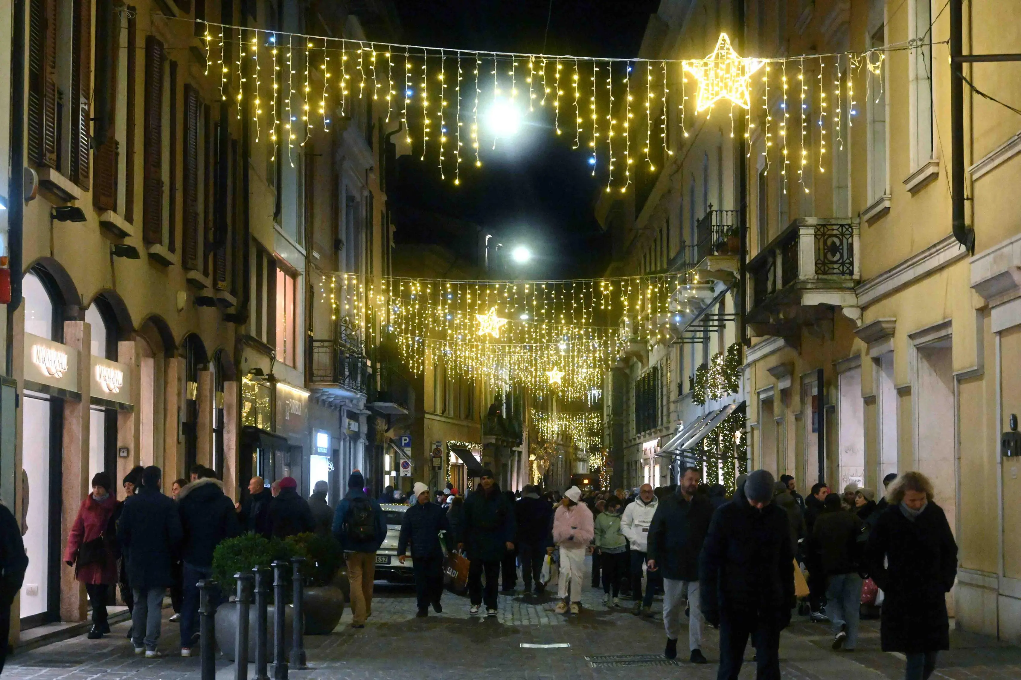 CRONACA BRESCIA PIAZZA LOGGIA ACCENSIONE LUMINARIE NATALIZIE PER CARINI 29-11-2025 MARCO ORTOGNI NEW EDEN GROUP