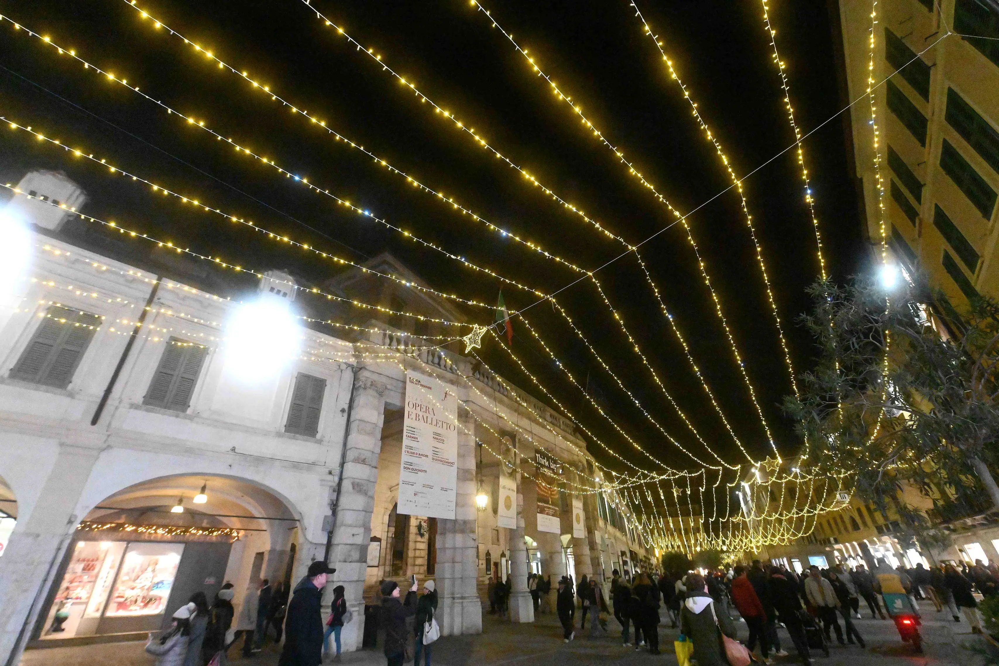 CRONACA BRESCIA PIAZZA LOGGIA ACCENSIONE LUMINARIE NATALIZIE PER CARINI 29-11-2025 MARCO ORTOGNI NEW EDEN GROUP