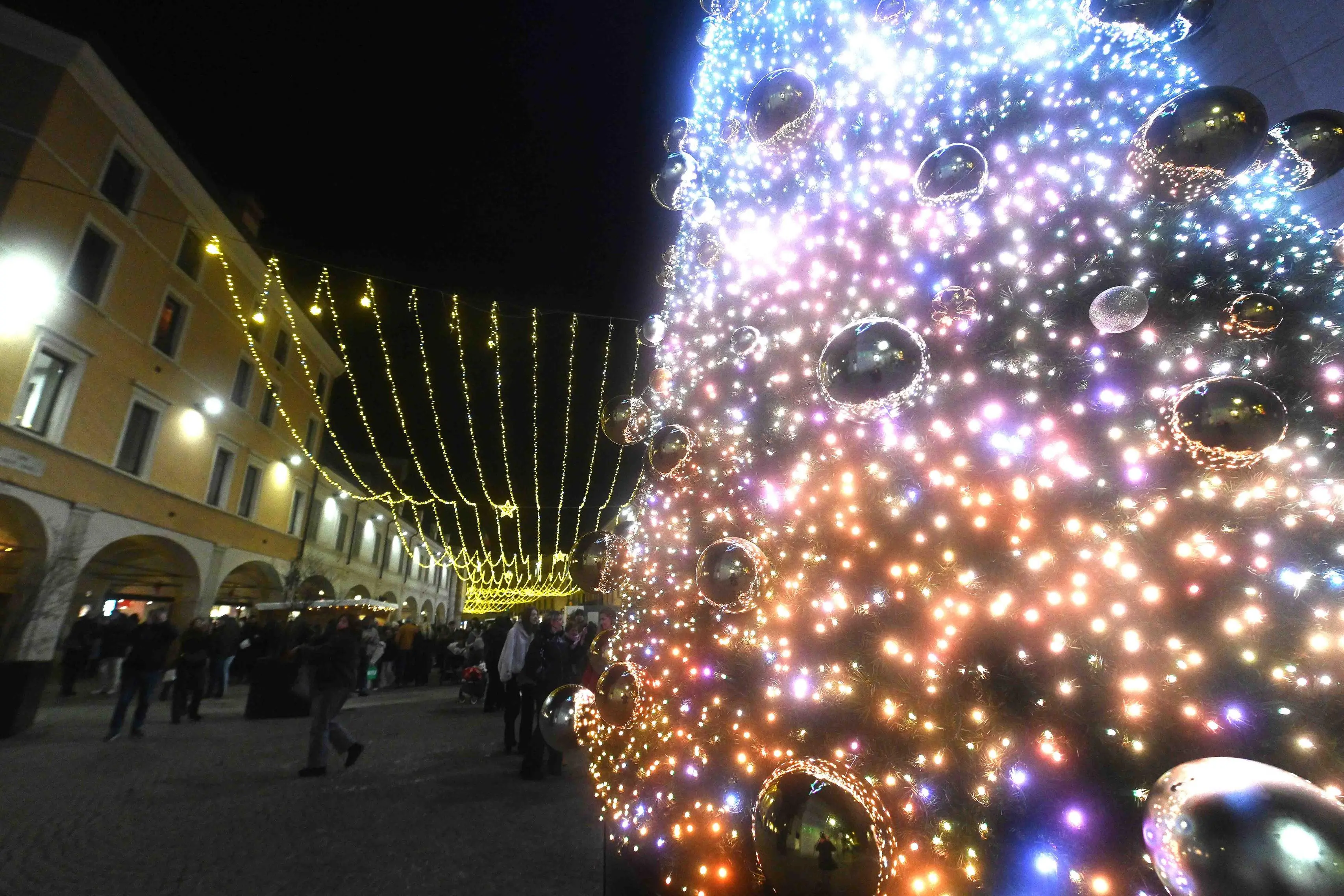 CRONACA BRESCIA PIAZZA LOGGIA ACCENSIONE LUMINARIE NATALIZIE PER CARINI 29-11-2025 MARCO ORTOGNI NEW EDEN GROUP