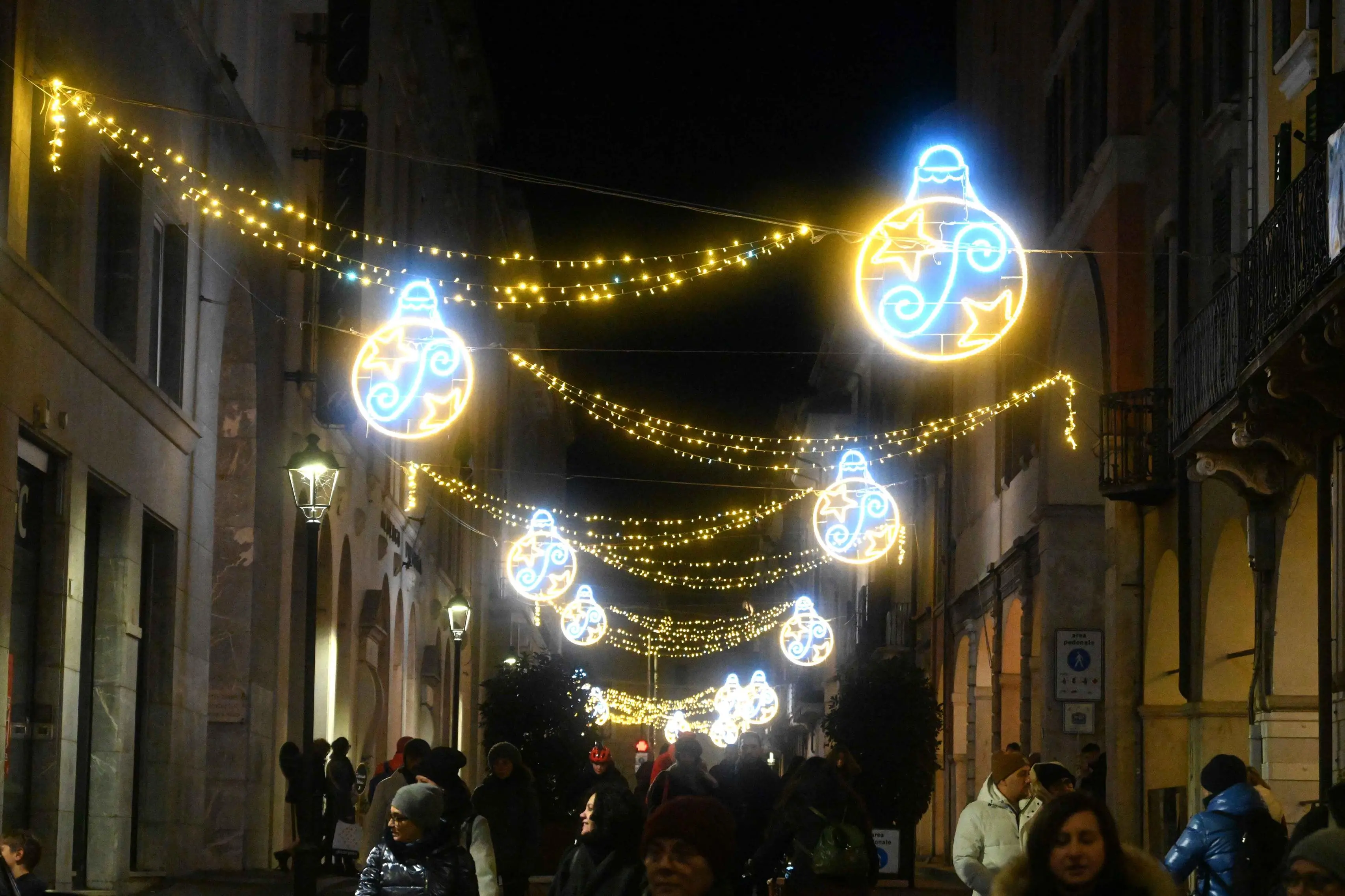 CRONACA BRESCIA PIAZZA LOGGIA ACCENSIONE LUMINARIE NATALIZIE PER CARINI 29-11-2025 MARCO ORTOGNI NEW EDEN GROUP