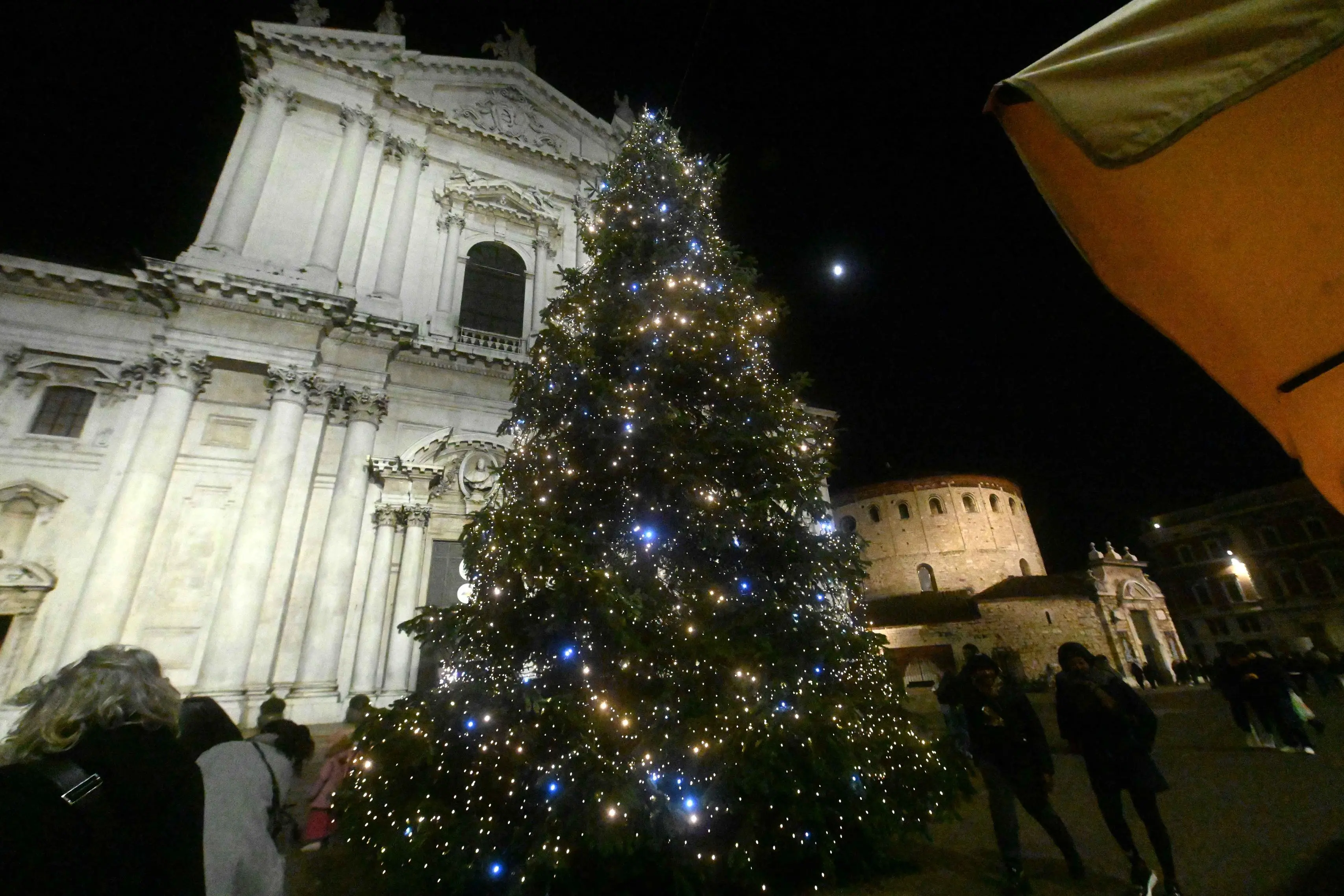 CRONACA BRESCIA PIAZZA LOGGIA ACCENSIONE LUMINARIE NATALIZIE PER CARINI 29-11-2025 MARCO ORTOGNI NEW EDEN GROUP