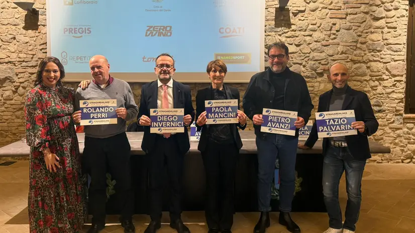 Autorità e organizzatori alla presentazione della Stragardalake - © www.giornaledibrescia.it