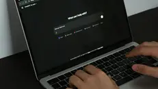 Una persona utilizza ChatGpt - © www.giornaledibrescia.it