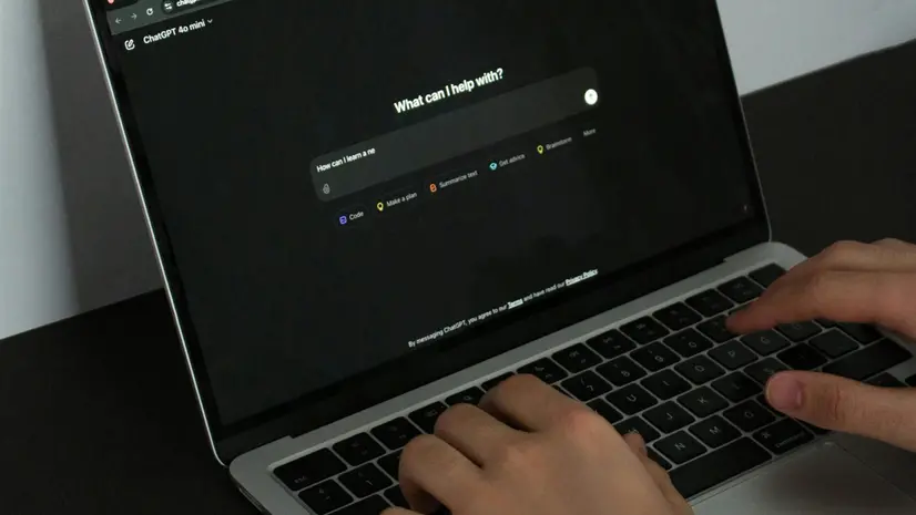 Una persona utilizza ChatGpt - © www.giornaledibrescia.it