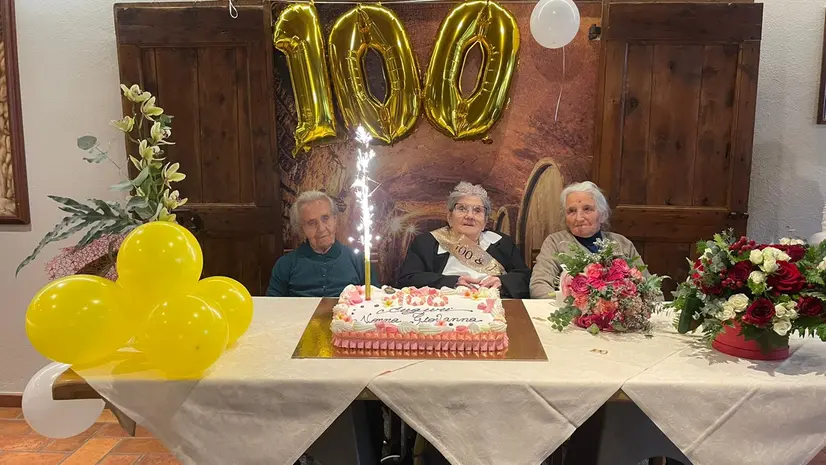 I festeggiamenti per le tre donne - © www.giornaledibrescia.it