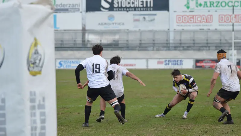 Williams affrontato dai giocatori del Petrarca Padova - © www.giornaledibrescia.it