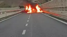 Le auto incendiate per bloccare il traffico - Foto Ansa