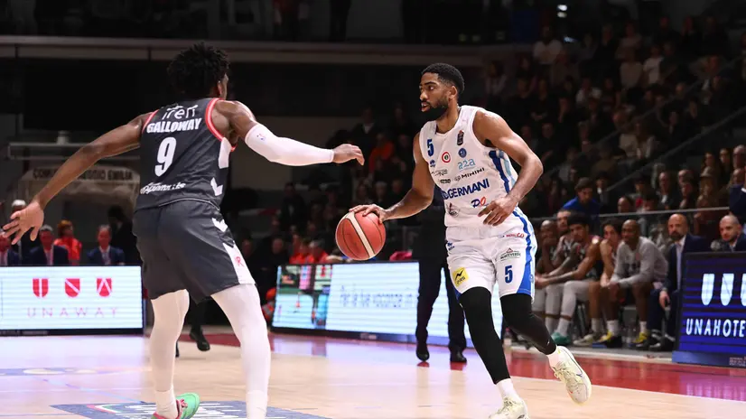 Massinburg in azione contro Reggio Emilia, al PalaBigi, nell'autunno del 2023 - Ph. Ceretti / Ciamillo-Castoria