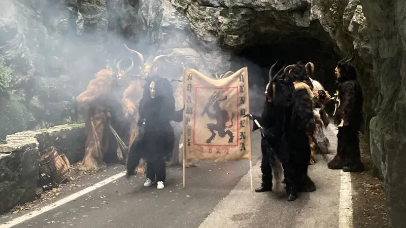Figuranti vestiti da Krampus in strada