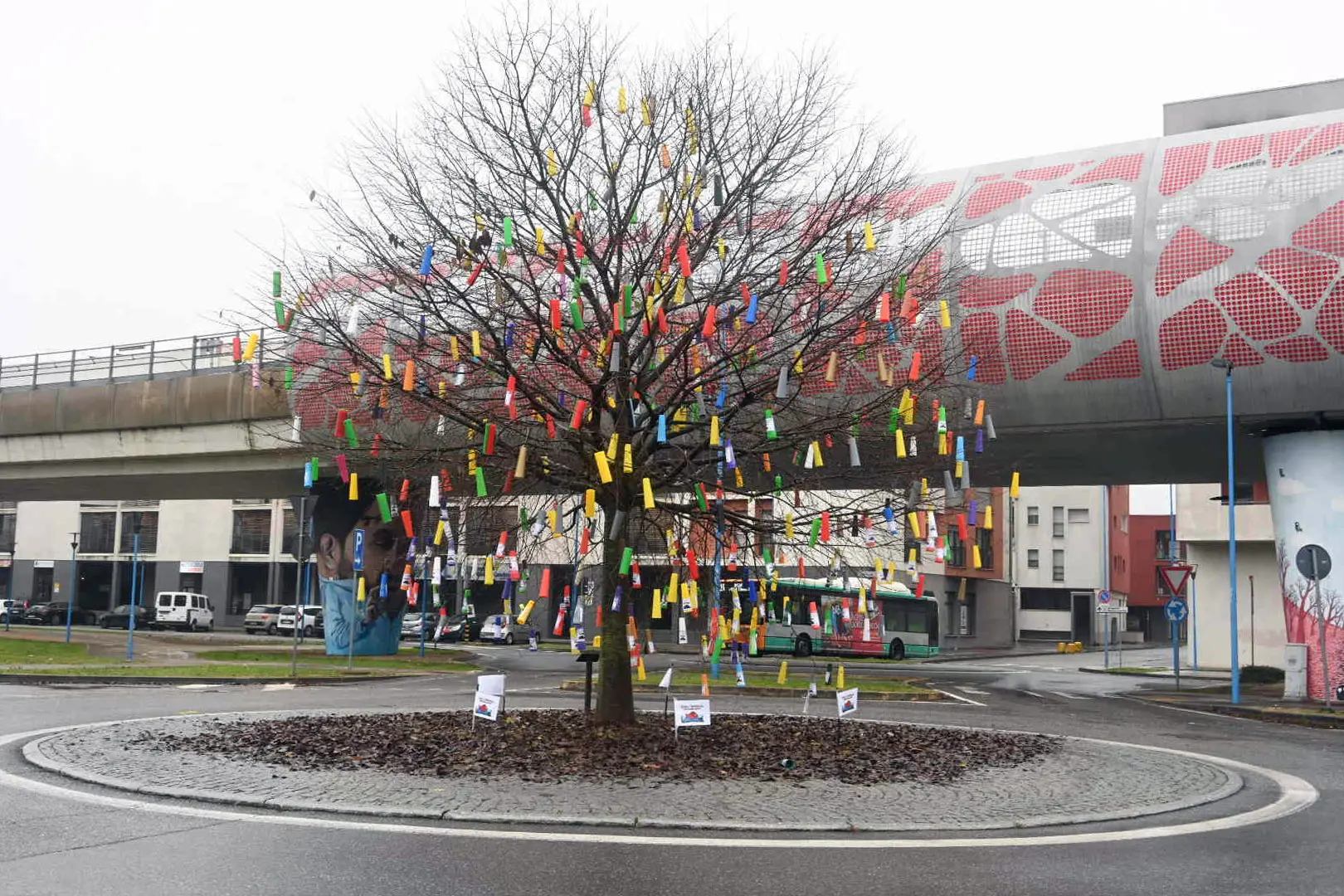 L’albero alla fermata Sanpolino è stato addobbato con 350 rocchetti colorati