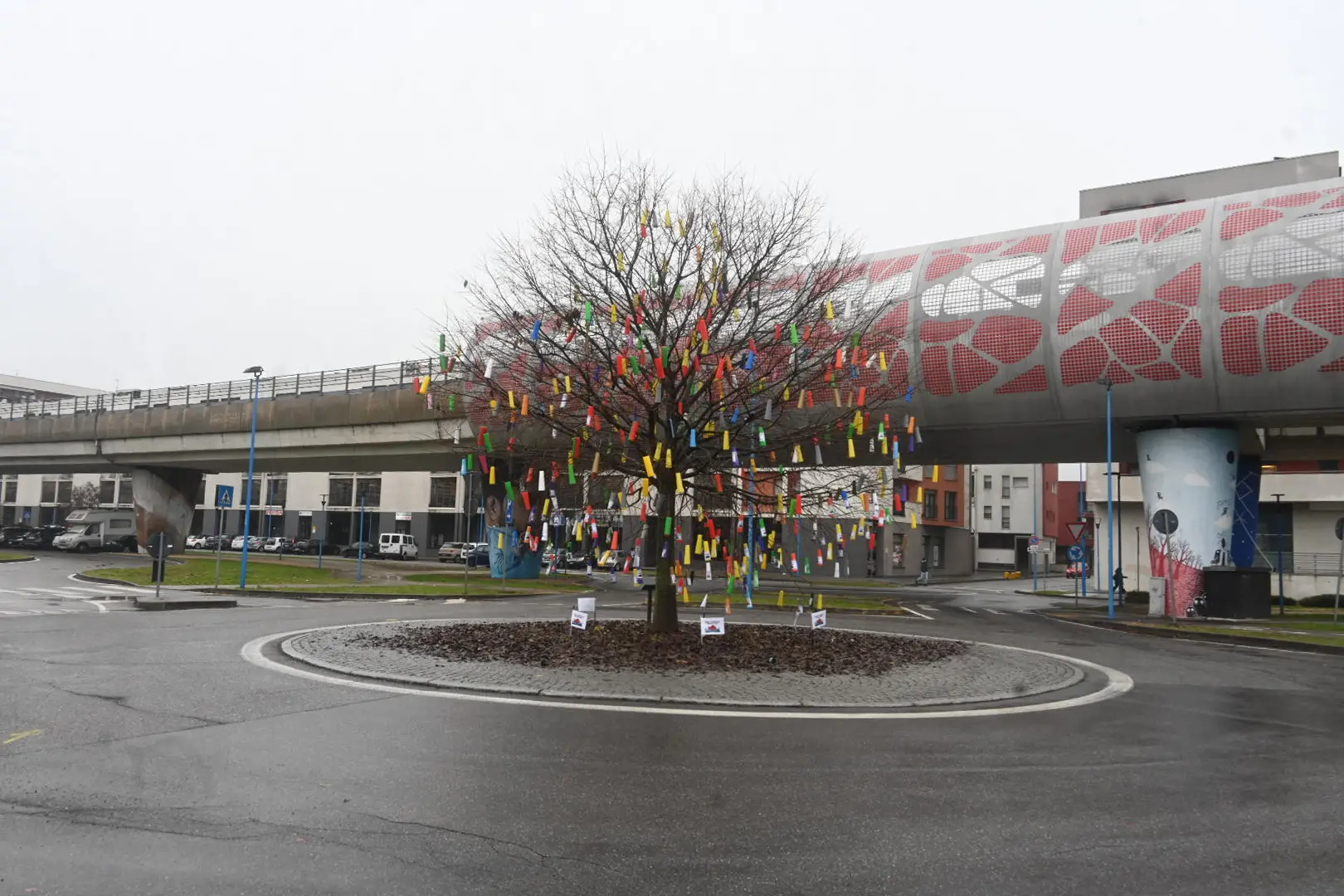 L’albero alla fermata Sanpolino è stato addobbato con 350 rocchetti colorati