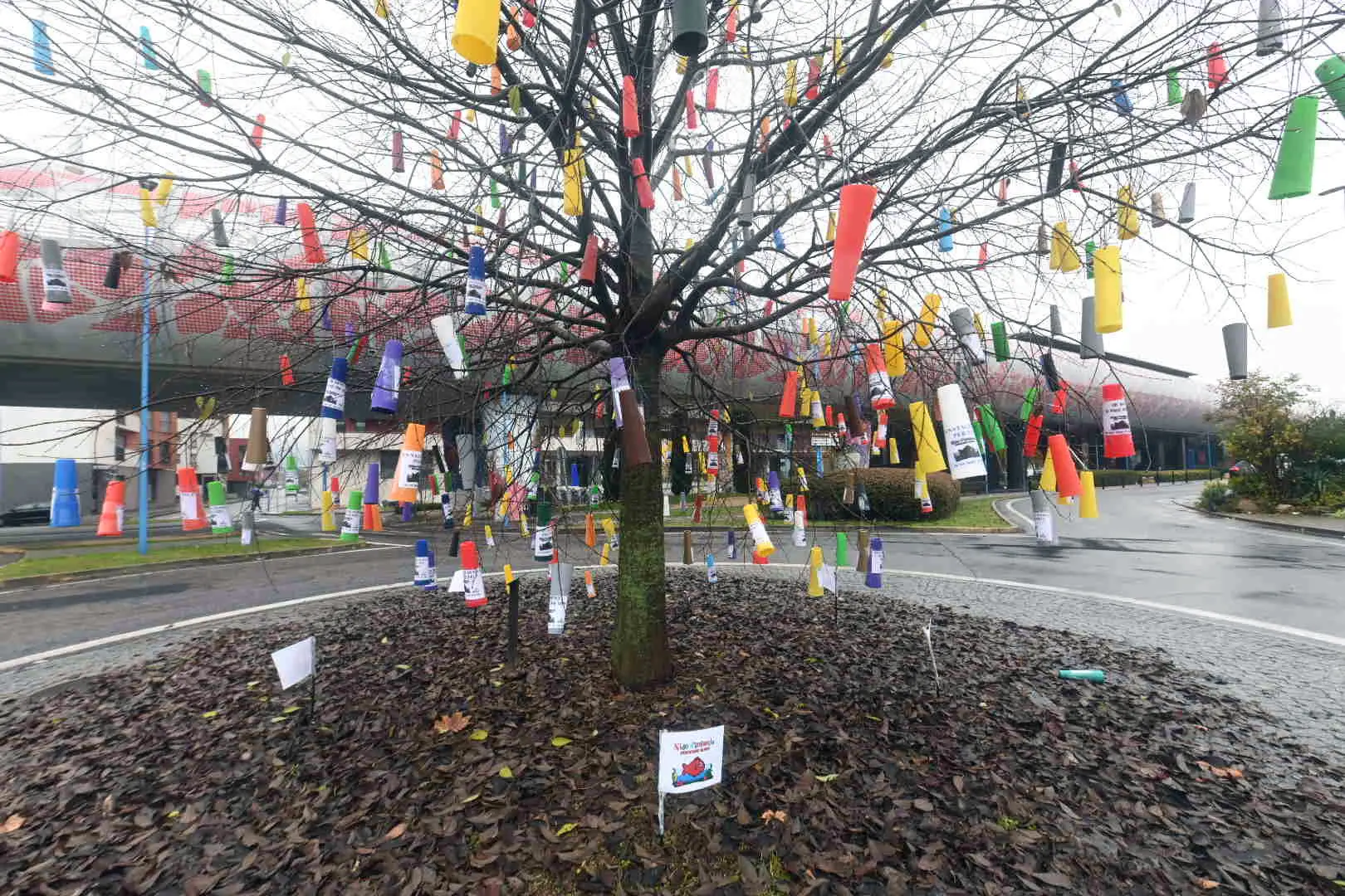 L’albero alla fermata Sanpolino è stato addobbato con 350 rocchetti colorati