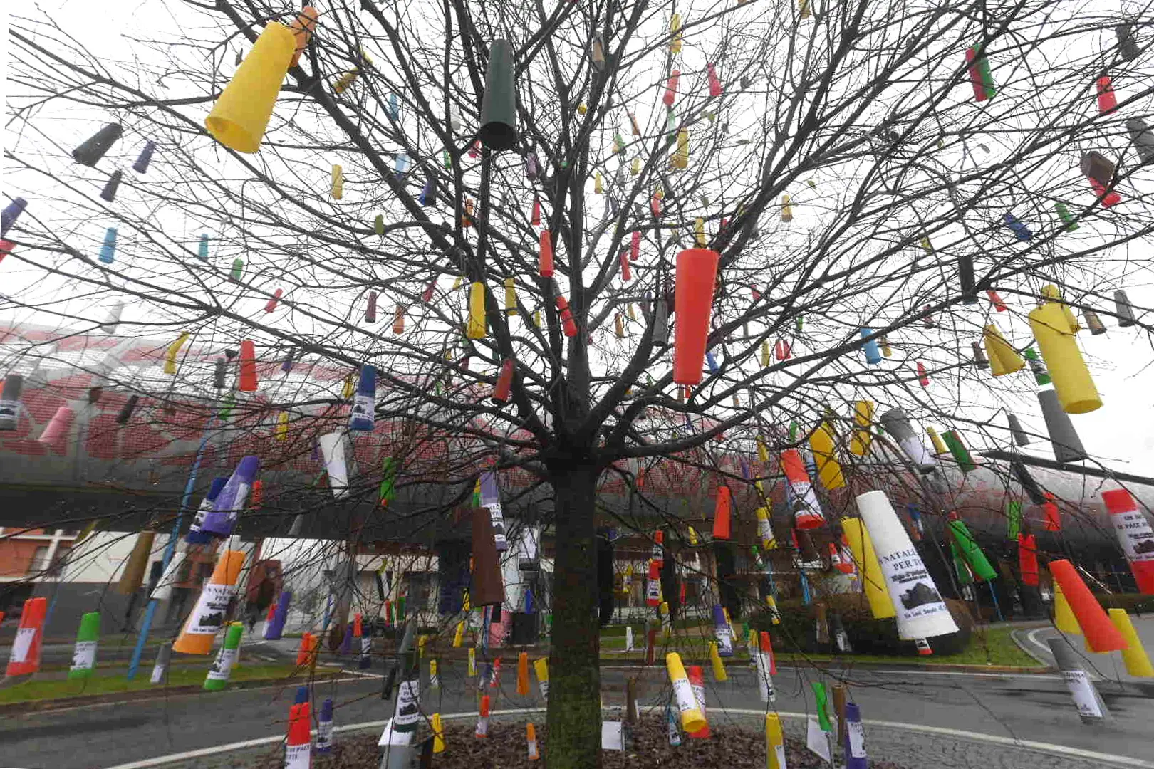 L’albero alla fermata Sanpolino è stato addobbato con 350 rocchetti colorati