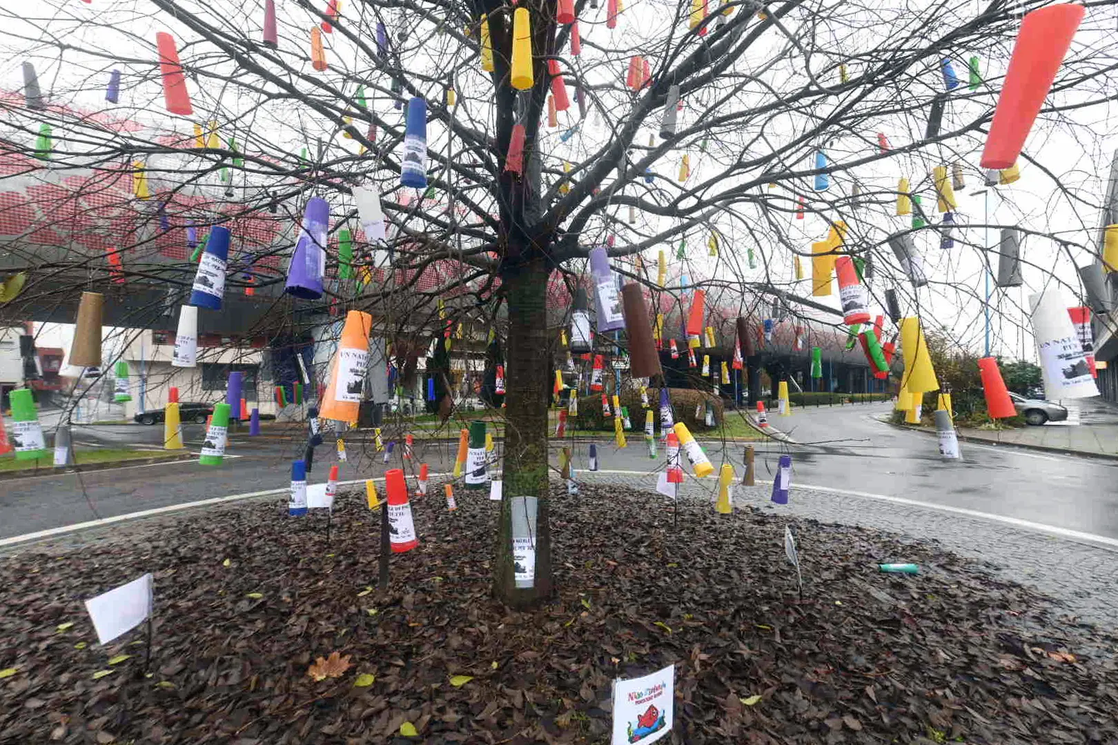 L’albero alla fermata Sanpolino è stato addobbato con 350 rocchetti colorati