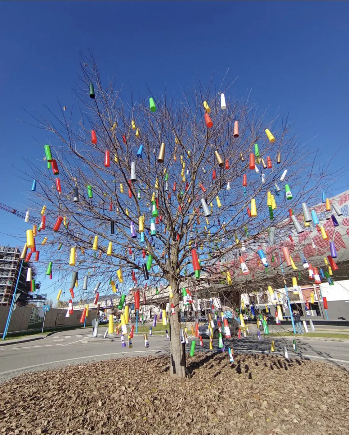 L’albero alla fermata Sanpolino è stato addobbato con 350 rocchetti colorati