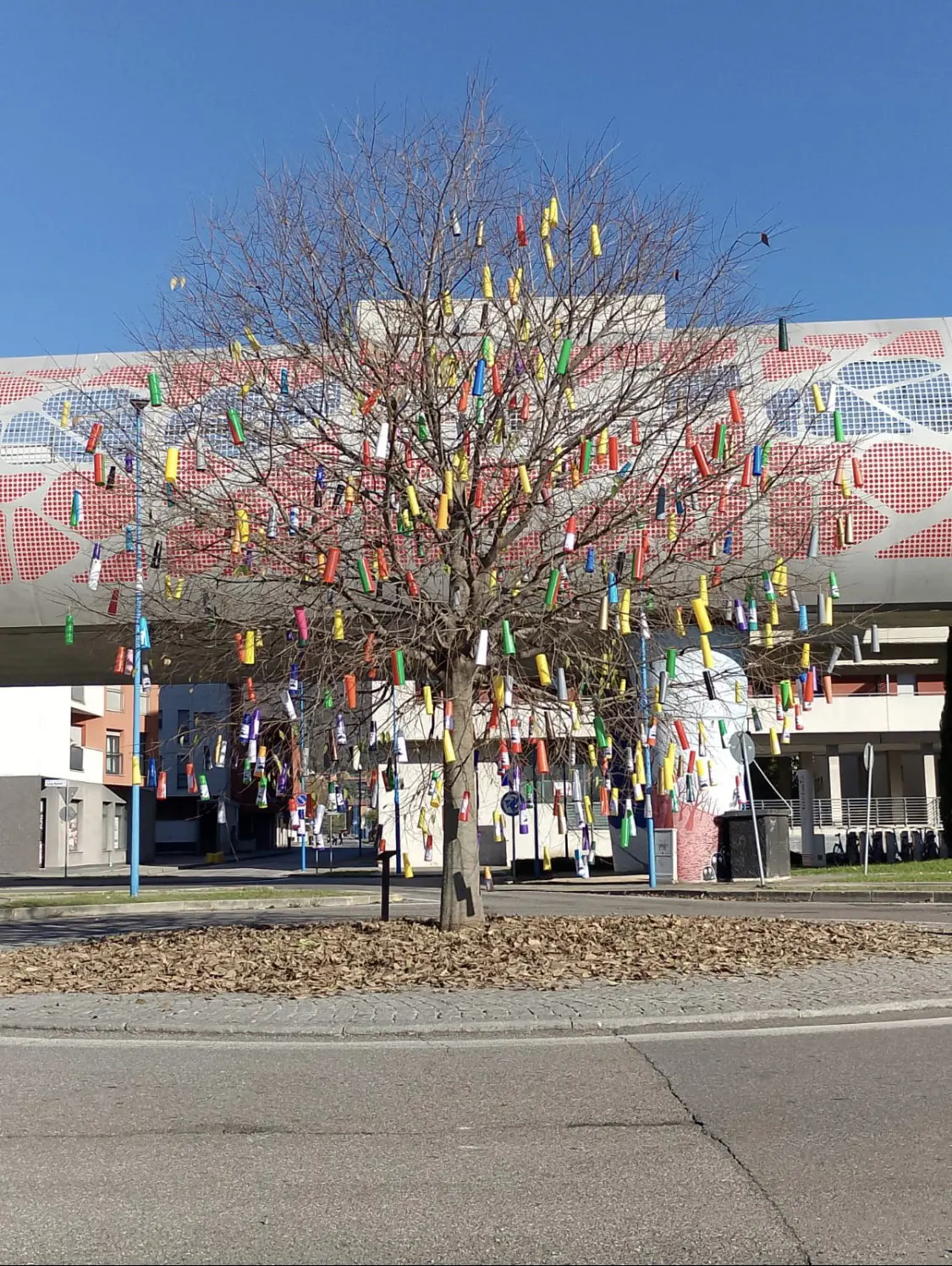 L’albero alla fermata Sanpolino è stato addobbato con 350 rocchetti colorati