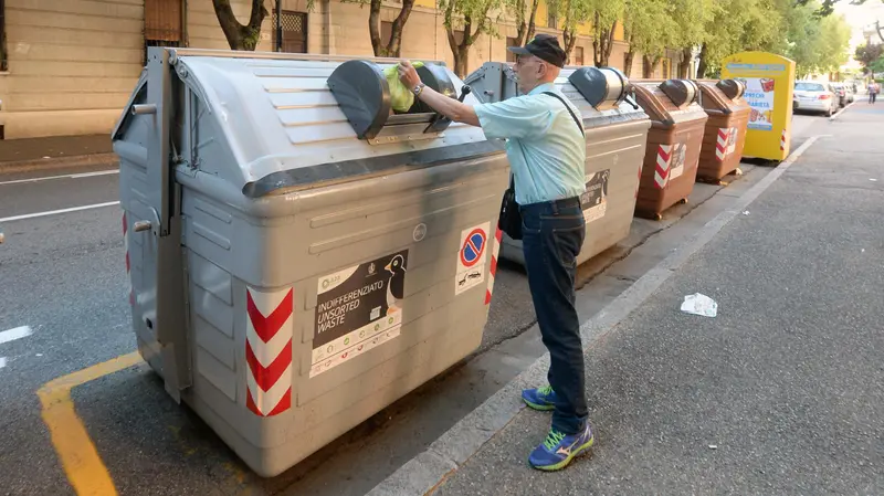 Cassonetti in città - Foto Marco Ortogni/Neg © www.giornaledibrescia.it