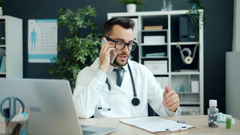 Un medico al telefono - © www.giornaledibrescia.it